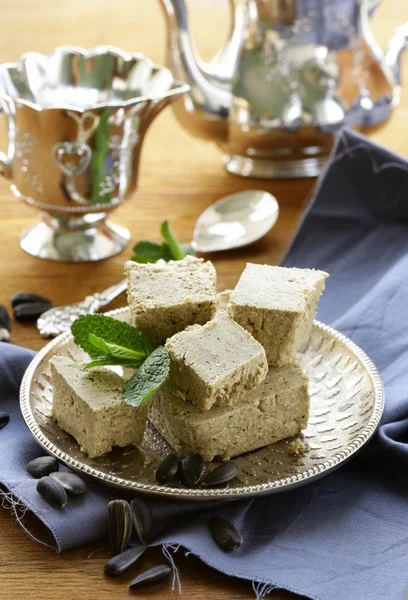 Traditionella orientaliska dessert av solrosfrön - halva — Stockfoto
