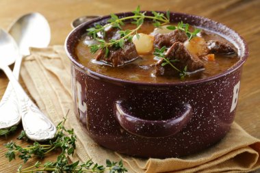 estofado de ternera francés tradicional - boeuf bourguignon