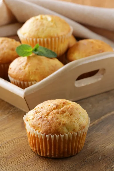 Bolinhos caseiros muffins na mesa de madeira — Fotografia de Stock