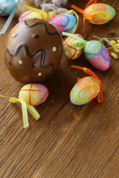 Huevos decorativos de Pascua sobre fondo de madera — Foto de Stock