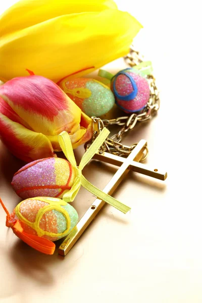 Uova decorate e tulipani di fiori di primavera - simboli di vacanza di Easter — Foto Stock