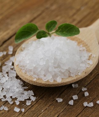 ahşap arka plan üzerinde büyük deniz tuzu