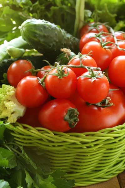 Sayuran segar (mentimun, tomat, romanesco kubis dan kacang hijau) dan campuran herbal dalam keranjang wicker — Stok Foto