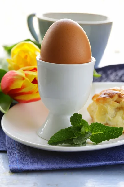 Hälsosam påsk frukost med ägg och blommor tulpaner — Stockfoto