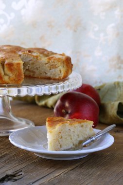 Tahta bir masada ev yapımı elmalı turta.