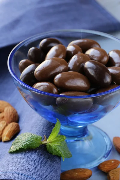 Amêndoas em chocolate em um vaso azul — Fotografia de Stock