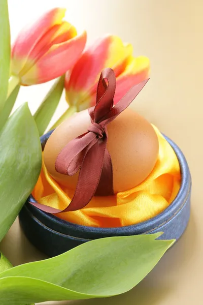 Los huevos adornados y las flores primaverales los tulipanes - los símbolos de la fiesta —  Fotos de Stock