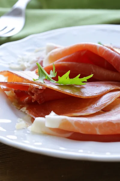 Delicioso jamón rebanado en el plato —  Fotos de Stock