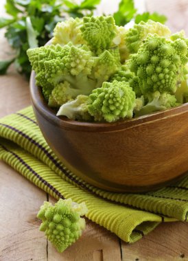 Romanesco lahana ahşap bir kapta kesmek