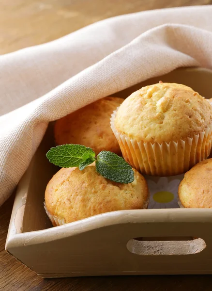 Zelfgemaakte cakejes muffins op houten tafel — Stockfoto