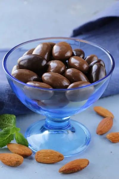 Migdały w czekoladzie w wazonie niebieski — Zdjęcie stockowe
