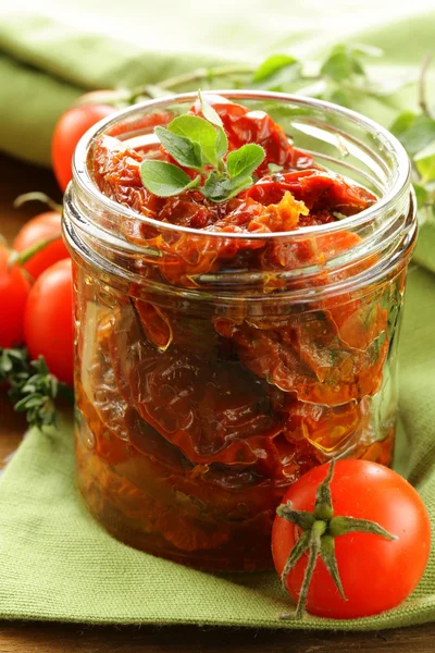 Sun-dried tomatoes with herbs and olive oil — Stock Photo, Image