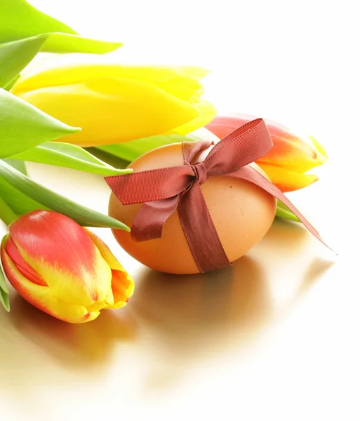 Decorated eggs and spring flowers tulips - symbols of Easter holiday — Stock Photo, Image