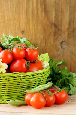 (salatalık, domates, lahana romanesco ve yeşil fasulye) taze sebze ve otlar bir sepet içinde karıştırın