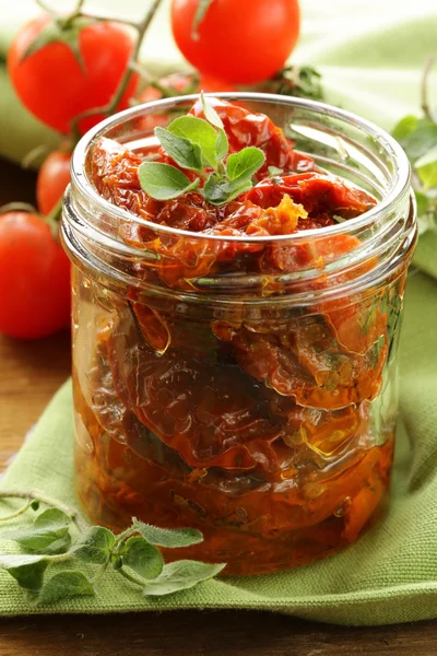 Sun-dried tomatoes with herbs and olive oil — Stock Photo, Image