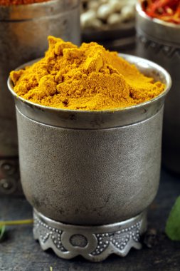yumuşak odak Curcuma baharat, metal kase makro çekim