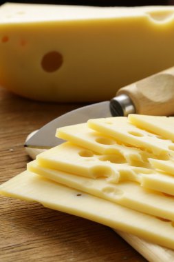 ahşap tahta Maasdam peyniri dilimlenmiş