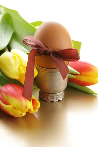 Decorated eggs and spring flowers tulips - symbols of Easter holiday — Stock Photo, Image