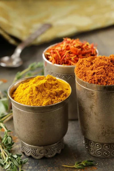 Diverses épices (curcuma, paprika, safran, coriandre) dans des bols métalliques — Photo