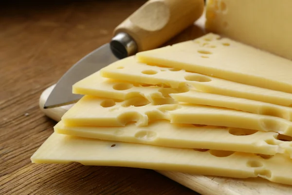 Maasdam チーズ スライス木製ボード — ストック写真