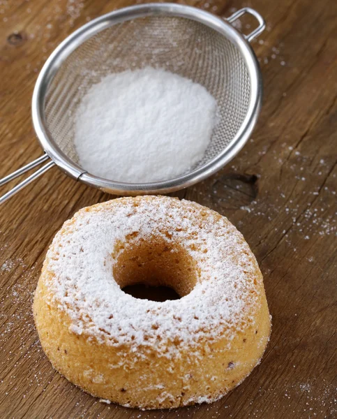 Свежие пончики посыпанные сахарной пудрой — стоковое фото