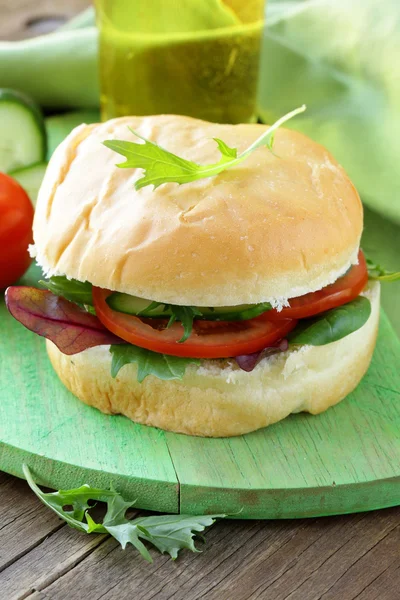 Vegetarischer Burger mit Gemüse und grünem Salat — Stockfoto