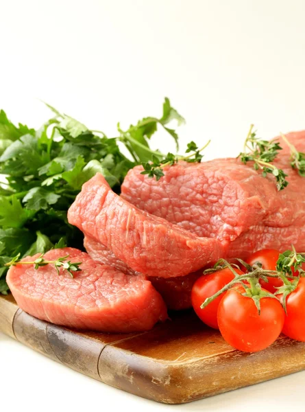 Carne fresca de bovino crua na tábua de corte — Fotografia de Stock