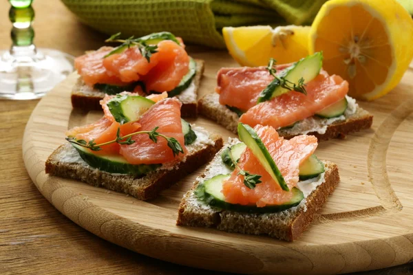 Canape sandwiches with salmon and cucumber — Stock Photo, Image
