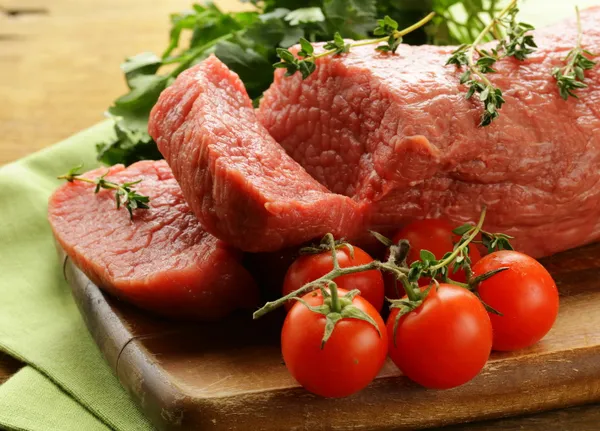 Carne fresca de bovino crua na tábua de corte — Fotografia de Stock