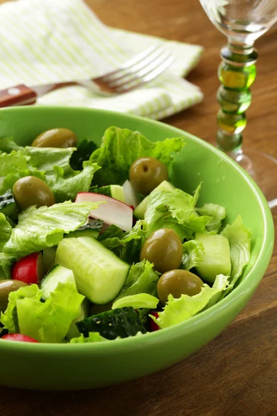 Salade met tomaat komkommers en groene olijven — Stockfoto