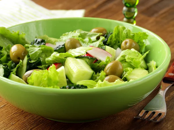 Salat mit Tomatengurken und grünen Oliven — Stockfoto