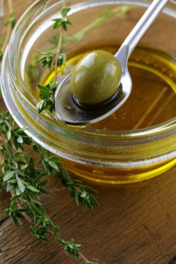 Yeşil Zeytin ve kekik yağı ile marine edilmiş.