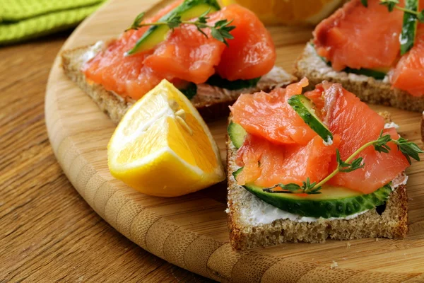 Canape sandwiches with salmon and cucumber — Stock Photo, Image