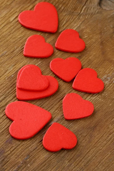 Grupo de corazones de madera roja, símbolo del amor — Foto de Stock