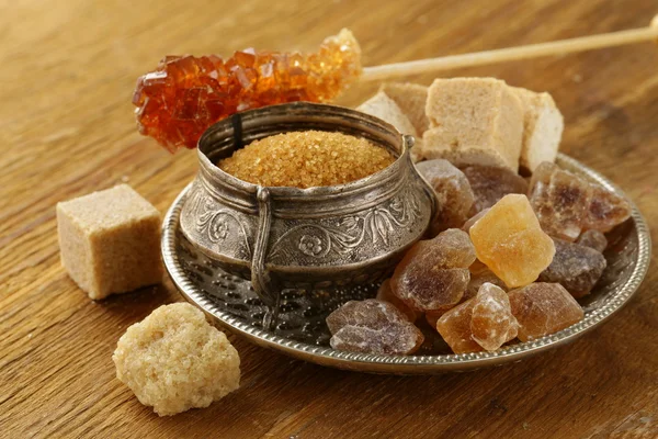 Различные виды коричневого сахара (рафинированный, кристаллы, песок ) — стоковое фото