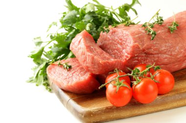 kesme tahtası üzerinde taze çiğ Dana eti