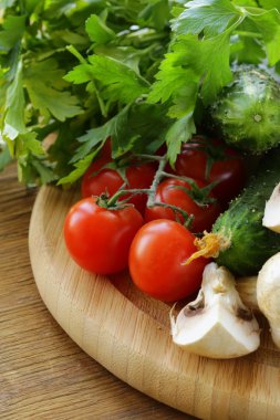 domates, salatalık, mantar ve maydanoz kesme tahtası