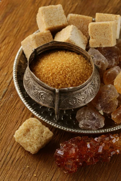 Различные виды коричневого сахара (рафинированный, кристаллы, песок ) — стоковое фото