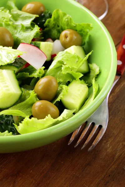 Salada com pepinos de tomate e azeitona verde — Fotografia de Stock