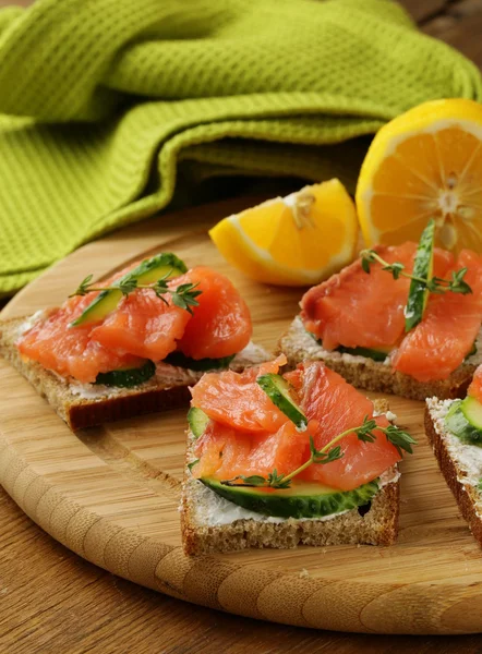 Sanduíches de canapé com salmão e pepino — Fotografia de Stock