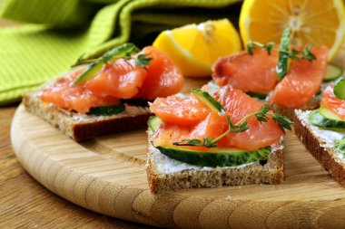 kanepe sandviç somon ve salatalık ile