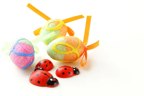 Velikonoční výzdoba, vajíčka a dřevěné berušky — Stock fotografie