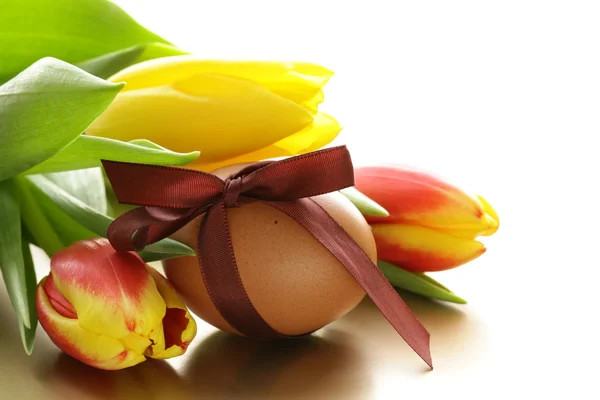 Decorated eggs and spring flowers tulips - symbols of Easter holiday — Stock Photo, Image