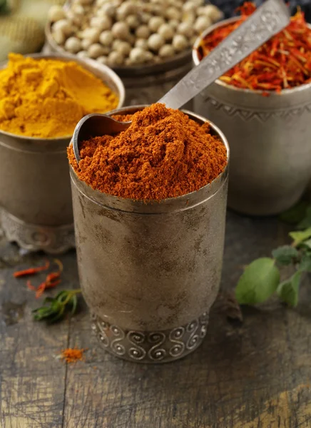 Diverses épices (curcuma, paprika, safran) dans des bols métalliques — Photo