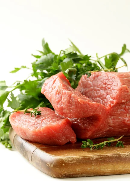 Carne fresca de bovino crua na tábua de corte — Fotografia de Stock