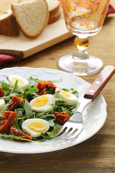 Salad with sun dried tomato and quail eggs — Stock Photo, Image