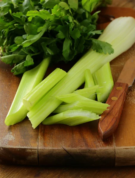 Fresh chopped celery on a cutting board — Zdjęcie stockowe