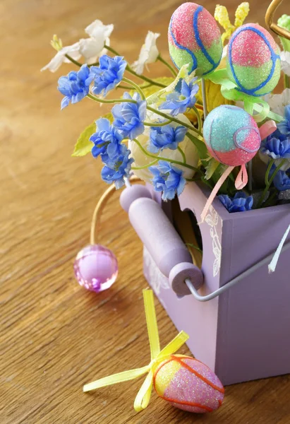 Decorations for Easter - flowers and eggs — Stock Photo, Image
