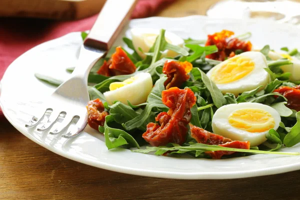 Salad with sun dried tomato and quail eggs — Stock Photo, Image