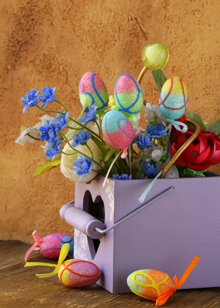 Las decoraciones para la Pascua - las flores y los huevos — Foto de Stock